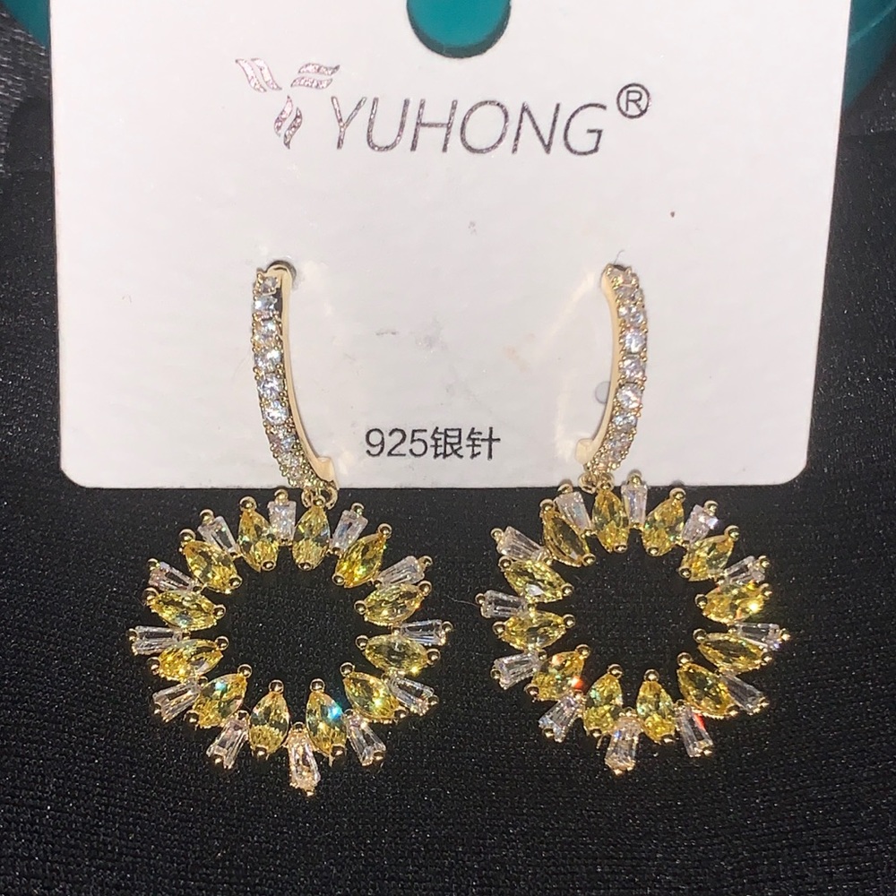 NWT Stunning Starburst Dangling Earrings